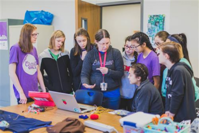 Lamar Middle School Girls Club Combines Design And Computer Science 